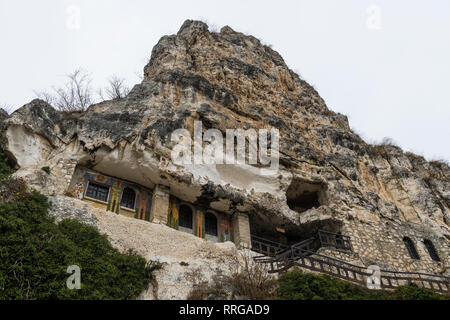 Rock monastero San Dimitar Basarbovski risalente al XII secolo, Sito Patrimonio Mondiale dell'UNESCO, Ivanavo, Bulgaria, Europa Foto Stock