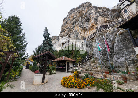 Rock monastero San Dimitar Basarbovski risalente al XII secolo, Sito Patrimonio Mondiale dell'UNESCO, Ivanavo, Bulgaria, Europa Foto Stock