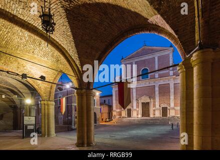 Piazza Papa Giovanni Paolo II e la Cattedrale di San Venanzio, Fabriano, Ancona, Marche, Italia, Europa Foto Stock
