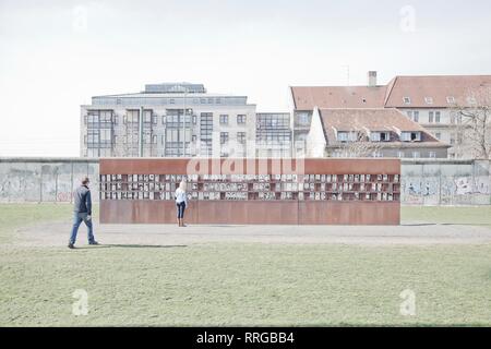 Memoriale del Muro di Berlino su Bernauer Strasse, Berlino, Germania, Europa Foto Stock