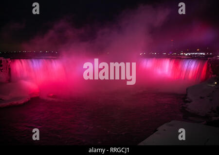 Bella notte inverno idillio congelati a ferro di cavallo cade illuminato con luci colorate, lato canadese delle Cascate del Niagara, vista che mostra come pure t Foto Stock