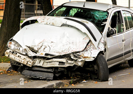 Traffico fatale incidente con danno totale del bianco Auto Foto Stock