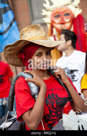 Giovane donna musulmana in Cinco de Mayo sfilano indossando gaucho messicano hat & Guadalupe programmi alternativi di alta scuola di T-shirt. St Paul Minnesota MN USA Foto Stock