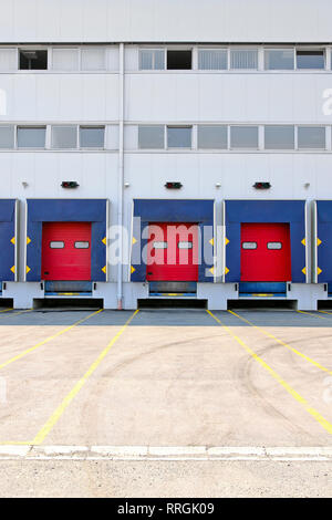 Banchina di carico Cargo doors al grande magazzino Foto Stock