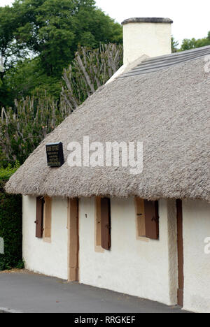 Turismo culturale: Vista esterna del cottage poeta Robert Burns, Alloway, Ayrshire, Scozia, Regno Unito Foto Stock