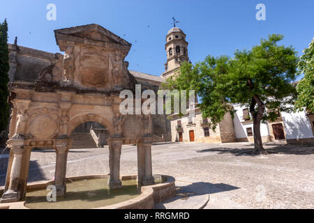 Santa María fontana e Cattedrale di Baeza, Fuente de Santa Maria in Plaza Sta. María, Baeza, Provincia di Jaen, Andalusia, Spagna Foto Stock