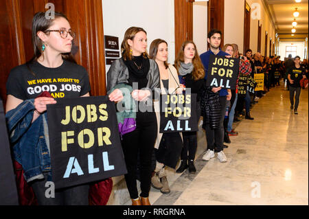 I manifestanti visto holding cartelloni presso l' ufficio di U.S. Il senatore Mitch McConnell (R-KY) durante la dimostrazione. Il movimento di Sunrise ha organizzato una manifestazione di protesta a pressione il senatore per sostenere il New Deal Verde e a non mettere "olio e donatori di gas al di sopra delle nostre generazioni" la sopravvivenza" (citazione dal movimento di sunrise website) presso il Senato di Russell Edificio per uffici a Washington, DC. Foto Stock
