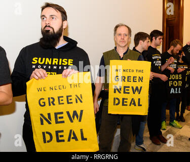 I manifestanti visto holding cartelloni presso l' ufficio di U.S. Il senatore Mitch McConnell (R-KY) durante la dimostrazione. Il movimento di Sunrise ha organizzato una manifestazione di protesta a pressione il senatore per sostenere il New Deal Verde e a non mettere "olio e donatori di gas al di sopra delle nostre generazioni" la sopravvivenza" (citazione dal movimento di sunrise website) presso il Senato di Russell Edificio per uffici a Washington, DC. Foto Stock