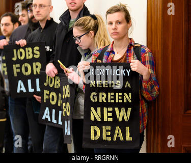 I manifestanti visto holding cartelloni presso l' ufficio di U.S. Il senatore Mitch McConnell (R-KY) durante la dimostrazione. Il movimento di Sunrise ha organizzato una manifestazione di protesta a pressione il senatore per sostenere il New Deal Verde e a non mettere "olio e donatori di gas al di sopra delle nostre generazioni" la sopravvivenza" (citazione dal movimento di sunrise website) presso il Senato di Russell Edificio per uffici a Washington, DC. Foto Stock