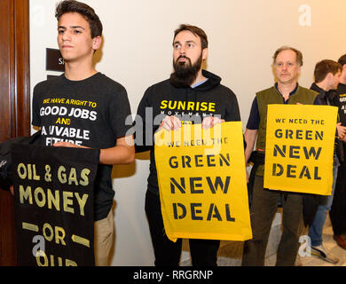 I manifestanti visto holding cartelloni presso l' ufficio di U.S. Il senatore Mitch McConnell (R-KY) durante la dimostrazione. Il movimento di Sunrise ha organizzato una manifestazione di protesta a pressione il senatore per sostenere il New Deal Verde e a non mettere "olio e donatori di gas al di sopra delle nostre generazioni" la sopravvivenza" (citazione dal movimento di sunrise website) presso il Senato di Russell Edificio per uffici a Washington, DC. Foto Stock
