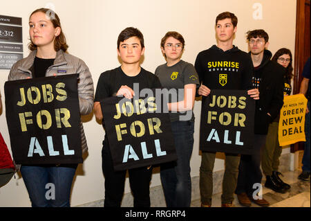 I manifestanti visto holding cartelloni presso l' ufficio di U.S. Il senatore Mitch McConnell (R-KY) durante la dimostrazione. Il movimento di Sunrise ha organizzato una manifestazione di protesta a pressione il senatore per sostenere il New Deal Verde e a non mettere "olio e donatori di gas al di sopra delle nostre generazioni" la sopravvivenza" (citazione dal movimento di sunrise website) presso il Senato di Russell Edificio per uffici a Washington, DC. Foto Stock