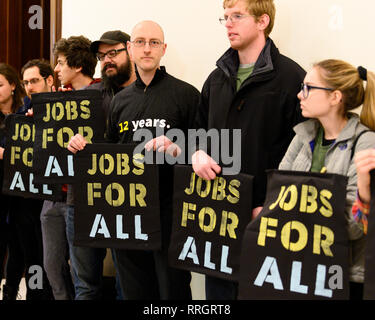 I manifestanti visto holding cartelloni presso l' ufficio di U.S. Il senatore Mitch McConnell (R-KY) durante la dimostrazione. Il movimento di Sunrise ha organizzato una manifestazione di protesta a pressione il senatore per sostenere il New Deal Verde e a non mettere "olio e donatori di gas al di sopra delle nostre generazioni" la sopravvivenza" (citazione dal movimento di sunrise website) presso il Senato di Russell Edificio per uffici a Washington, DC. Foto Stock