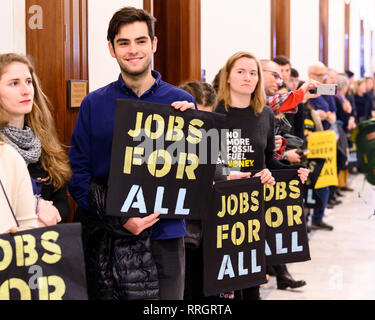 I manifestanti visto holding cartelloni presso l' ufficio di U.S. Il senatore Mitch McConnell (R-KY) durante la dimostrazione. Il movimento di Sunrise ha organizzato una manifestazione di protesta a pressione il senatore per sostenere il New Deal Verde e a non mettere "olio e donatori di gas al di sopra delle nostre generazioni" la sopravvivenza" (citazione dal movimento di sunrise website) presso il Senato di Russell Edificio per uffici a Washington, DC. Foto Stock