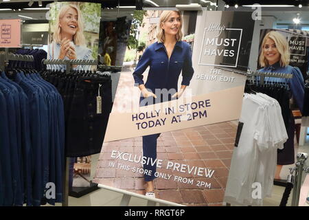 Holly Willoughby, ITV Stamattina presenter ospita il lancio stampa e anteprima esclusiva alla Marks & Spencer, Westfield di Londra. Holly festeggia il suo nuovo M&S raccolta Must-Haves indossando alcuni del denim gamma di abiti Foto Stock