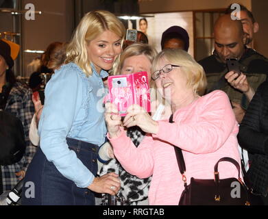 Holly Willoughby, ITV Stamattina presenter ospita il lancio stampa e anteprima esclusiva alla Marks & Spencer, Westfield di Londra. Holly festeggia il suo nuovo M&S raccolta Must-Haves indossando alcuni del denim gamma di abiti Foto Stock