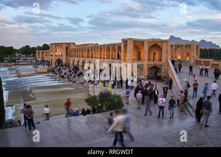 Khaju ponte sul fiume Zayandeh, Isfahan, Iran, Medio Oriente Foto Stock