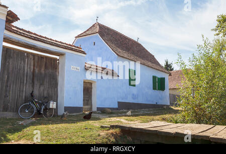 Il principe Charles' house, una strada blu cottage guesthouse nel piccolo centro storico villaggio sassone di VIscri, Transilvania, Romania Foto Stock