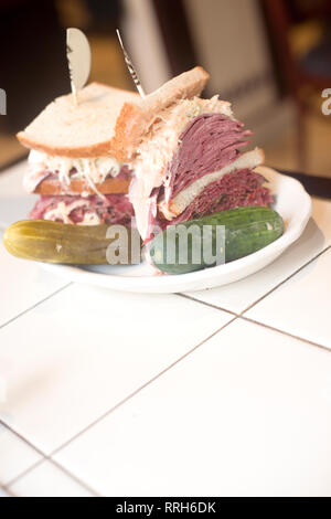 Kosher deli sandwich di combinazione pastrami corned beef tongue cole slaw e Russo medicazione in seminato ebraico il pane di segale con aglio e sottaceti acide ne Foto Stock