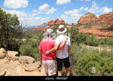 Sedona, in Arizona è un sogno dei fotografi con la sua iconica formazioni di rosso e arancio creste di arenaria, pinnacoli e guglie, scogliere e formazioni rocciose. Foto Stock