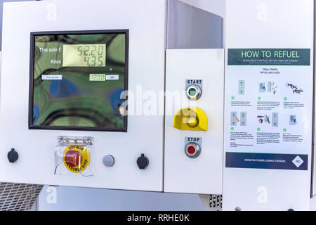 Pompa di rifornimento dell'idrogeno che mostra il prezzo e le quantità di gas idrogeno per il rifornimento di veicoli A Idrogeno. Il rifornimento con idrogeno richiede tre minuti Foto Stock