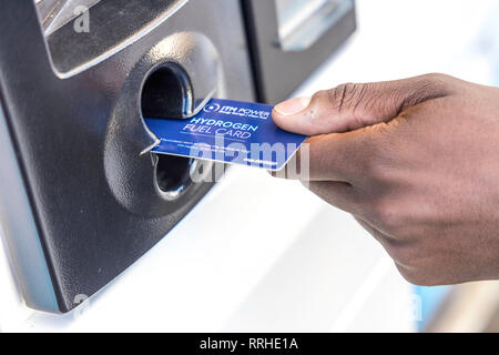 Il pagamento per il gas idrogeno, il rifornimento del veicolo di idrogeno. Il rifornimento di carburante con idrogeno richiede solo tre minuti Foto Stock