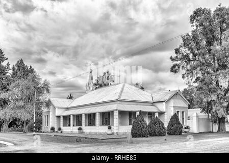 VOSBURG, SUD AFRICA, 1 settembre 2018: la canonica della chiesa olandese riformata in Vosburg nel nord della provincia del Capo. La chiesa è visibile i Foto Stock