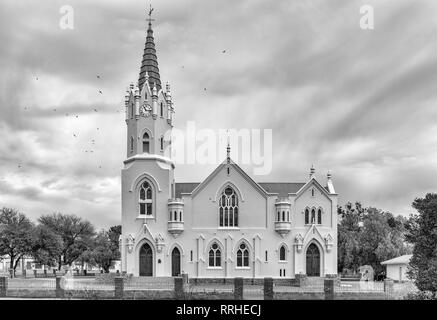 VOSBURG, SUD AFRICA, 1 settembre 2018: la storica chiesa olandese riformata in Vosburg nel nord della provincia del Capo. Monocromatico Foto Stock