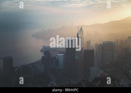 Foschia mattutina in vista della città di Hong Kong. vista dal Victoria Peak