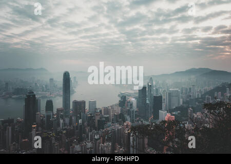 Foschia mattutina in vista della città di Hong Kong. vista dal Victoria Peak