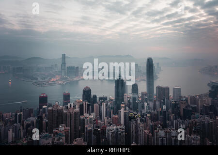 Foschia mattutina in vista della città di Hong Kong. vista dal Victoria Peak