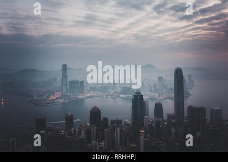 Foschia mattutina in vista della città di Hong Kong. vista dal Victoria Peak