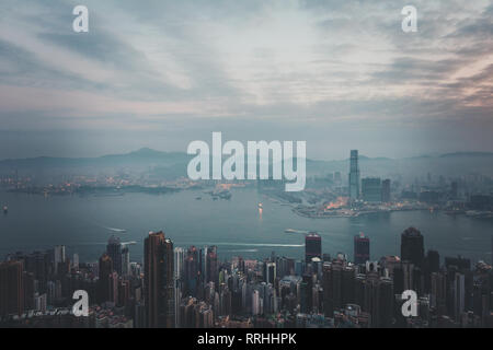 Foschia mattutina in vista della città di Hong Kong. vista dal Victoria Peak