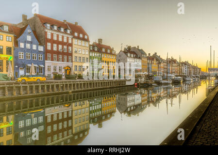 Scenic case sul quay che riflettono nelle tranquille acque di Nyhavn Canal, Copenaghen, 16 Febbraio 2019 Foto Stock