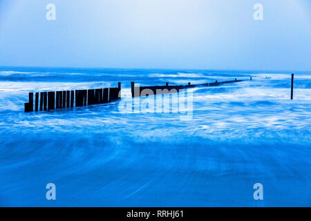 Ostfriesland, Insel Wangerooge, inverno, Strand, Sturm, Buhnen, Wellenbrecher, Foto Stock