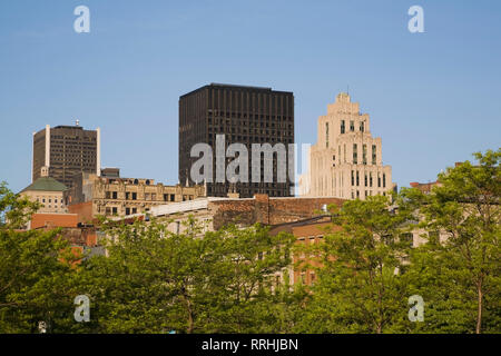 La vecchia Montreal skyline attraverso gli alberi in primavera, Quebec, Canada Foto Stock