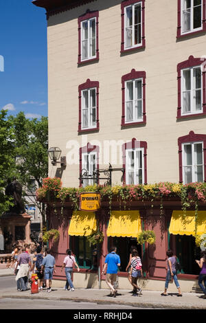 I turisti a piedi lungo Rue des jardins in città alta area della Vecchia Quebec City, in Canada Foto Stock