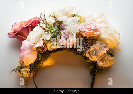 Cerchio della testa di rose bianche è su un tavolo bianco. Foto Stock