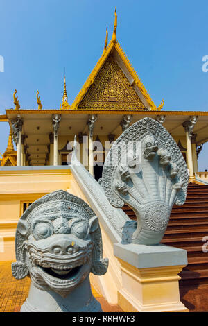 Custode di Lion e snakehead Naga, Preah Tineang Tevea Vinichhay trono Sala nel Palazzo Reale, nel centro città di Phnom Penh, Cambogia, Indocina Foto Stock