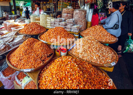 Pile di gamberi secchi per la vendita in stallo in questo enorme mercato vecchio, Mercato Centrale, il centro città di Phnom Penh, Cambogia, Indocina, Asia sud-orientale, Asia Foto Stock