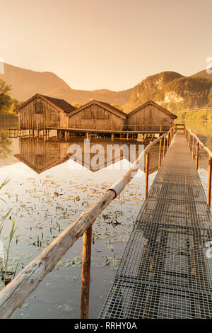 Boathouses al Lago Kochelsee presso sunrise, Alta Baviera, Baviera, Germania, Europa Foto Stock