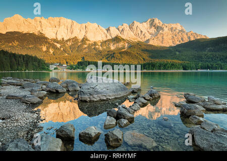 Lago Eibsee, Eibsee Hotel Wettersteingebirge e montagne, vicino a Grainau, Werdenfelser Land, gamma alta Baviera, Baviera, Germania, Europa Foto Stock