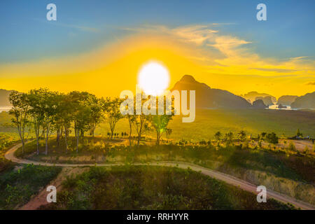 La fotografia aerea sunrise a Samet Nangshe viewpoint a Phang Nga Thailandia. Foto Stock