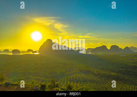 La fotografia aerea sunrise a Samet Nangshe viewpoint a Phang Nga Thailandia. Foto Stock