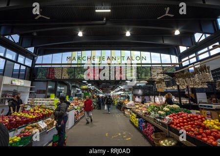 MONTREAL, Canada - 6 Novembre 2018: vicolo principale delle Marche Jean Talon mercato mercanti con la vendita di frutta e verdura e negozi di generi alimentari. Si tratta di un punto di riferimento Foto Stock