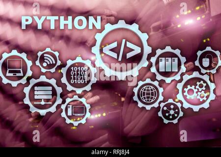 Linguaggio Python sulla sala server sfondo. Flusso di lavoro di programmazione algoritmo astratto concetto su schermo virtuale. Foto Stock
