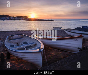 Barche all'alba cercando in ingresso al Teign estuario per Teignmouth a Shaldon, Devon, Inghilterra, Regno Unito, Europa Foto Stock