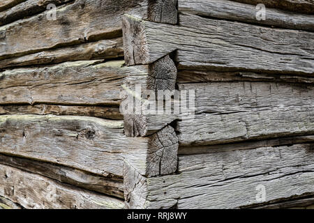 Angolo di dettaglio a coda di rondine su un vecchio weathered log cabin Foto Stock