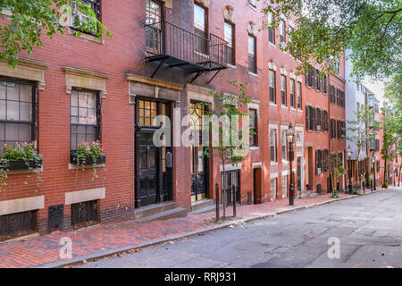 Boston, MA - 30 Settembre 2018: storico in mattoni townhomes lungo Revere Street nel centro cittadino di Boston Foto Stock