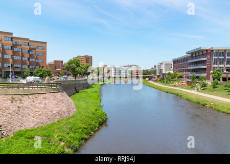 SIOUX FALLS, SD - Luglio 10, 2018: Skyline di Sioux Falls South Dakota lungo il grande fiume Sioux Foto Stock