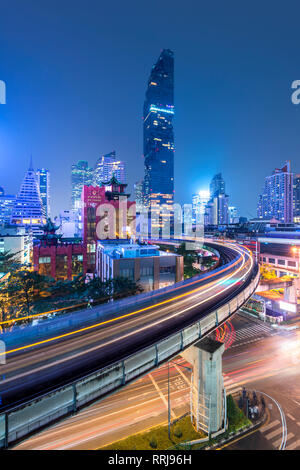 Mahanakhon edificio e bts skytrain di Silom Road, Bangkok business district, Bangkok, Thailandia, Sud-est asiatico, in Asia Foto Stock